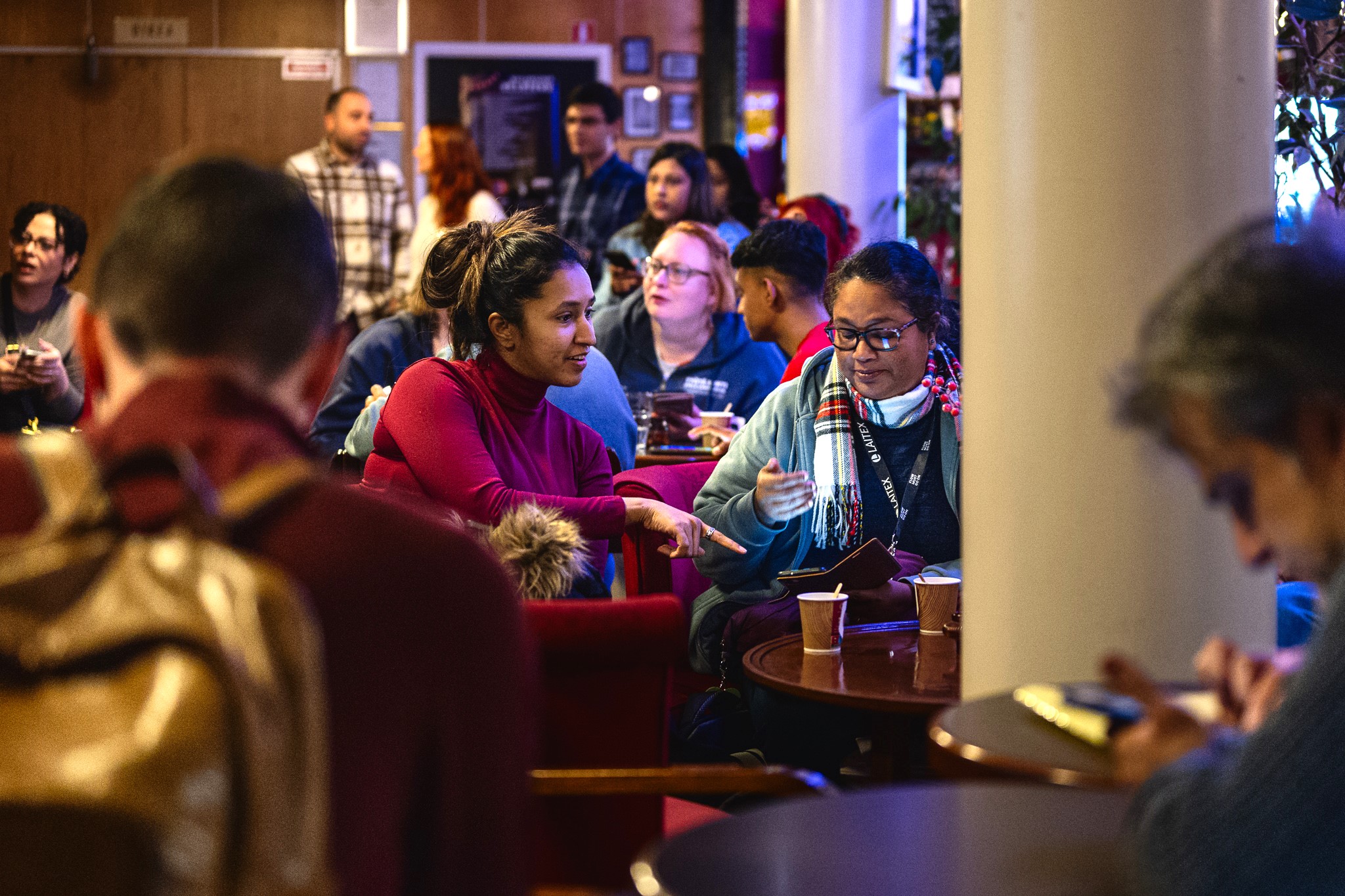 Tapahtuman Career Club osallistujia keskustelemassa pöydän äärellä.